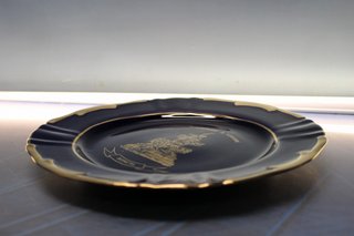 Plato decorativo de porcelana azul cobalto y oro.