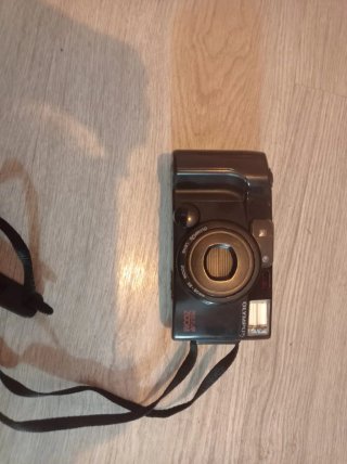 Cámara de fotos compacta negra
