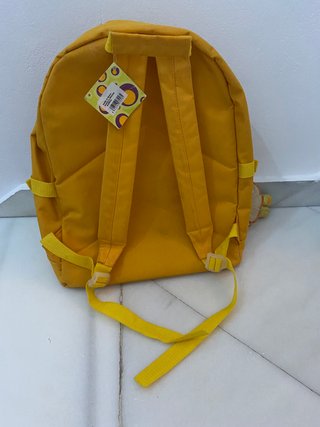 Mochila escolar amarilla con muñeca