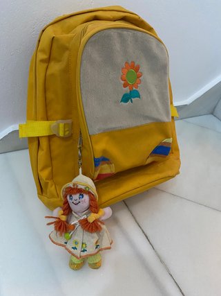 Mochila escolar amarilla con muñeca
