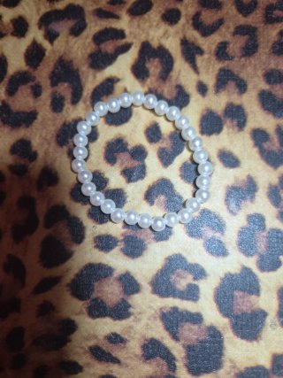 Pulsera de perlas blancas