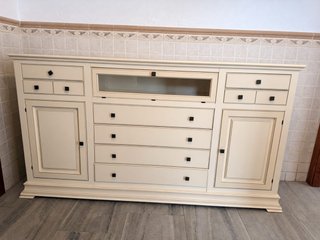 Aparador de madera y cristal beige