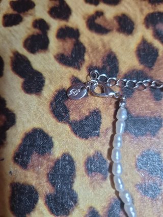 Collar de perlas blancas y plata