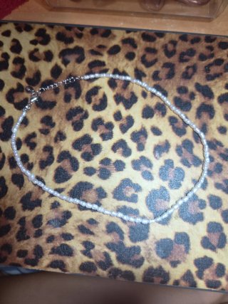 Collar de perlas blancas y plata