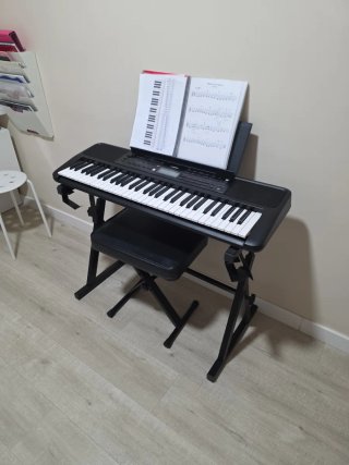 Teclado Yamaha PSR-E383 con soporte y banco