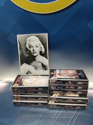 9 vhs, Películas de MARILYN  MONROE + foto del actor enmarcada