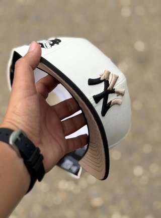 Gorra New Era Yankees Beige y Negra