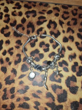 Pulsera de acero con charms