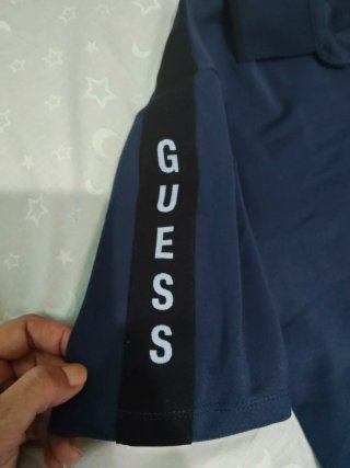 Camiseta Guess Azul con Logo en Mangas
