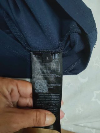 Camiseta Guess Azul con Logo en Mangas