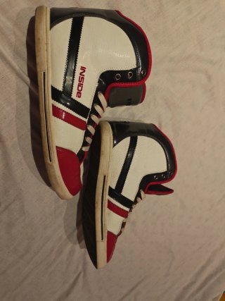Zapatillas altas rojas y blancas