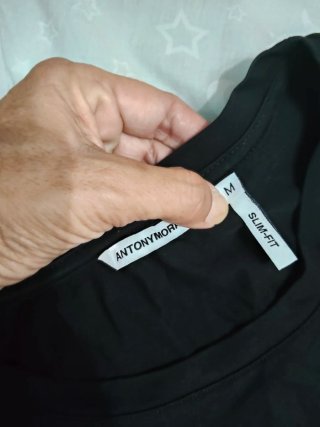 Camiseta negra con estampado 56° N
