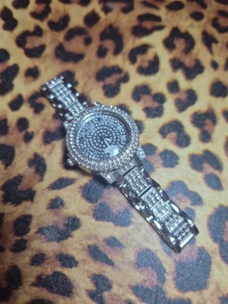 Reloj plateado con pedrería