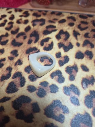 Anillo blanco y dorado