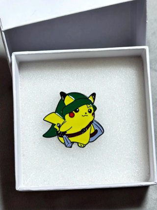 Pin Pikachu con sombrero verde