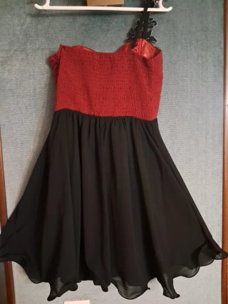Vestido de fiesta rojo y negro