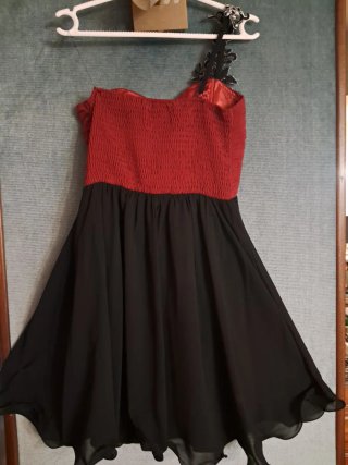 Vestido de fiesta rojo y negro