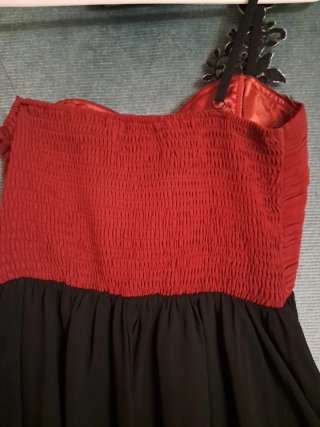 Vestido de fiesta rojo y negro