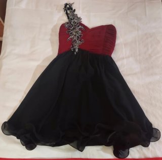 Vestido de fiesta rojo y negro