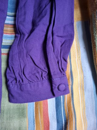 Blusa morada con bordado