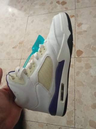 Zapatillas blancas y moradas
