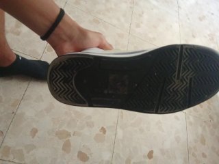 Zapatillas blancas y moradas