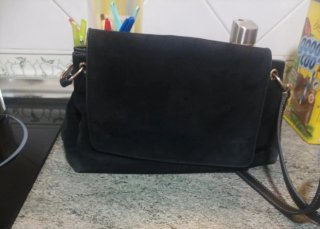 Bolso de ante negro.