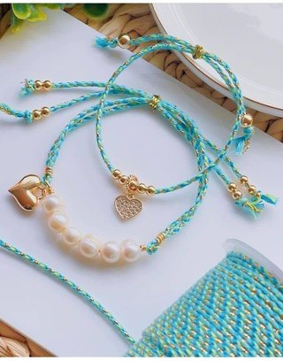 Pulseras de hilo con perlas y corazones