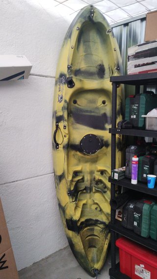Kayak amarillo y negro