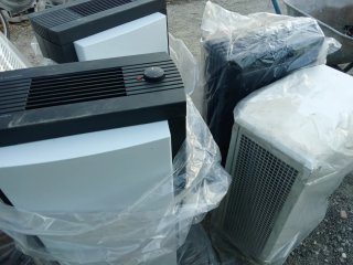 Varios aires acondicionados portátiles