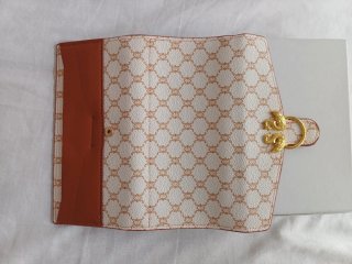 Cartera de mano con cisnes dorados