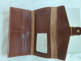 Cartera de mano con cisnes dorados