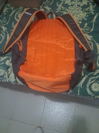 Mochila Basic Fit gris y naranja