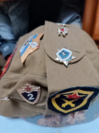 Gorra militar con insignias
