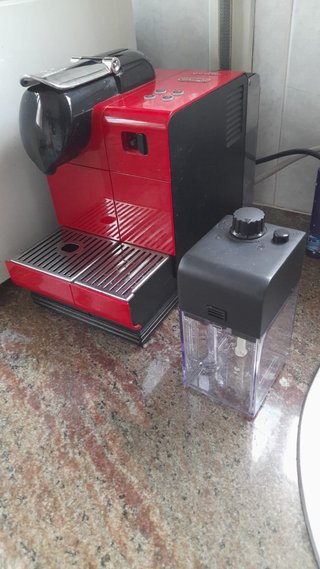 Cafetera Nespresso Delonghi roja con espumador