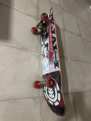 Monopatín Element con ruedas rojas