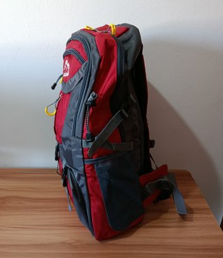 Mochila 40L Roja y Negra Nueva