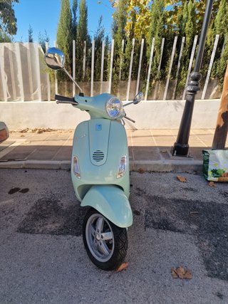 Piaggio Vespa LX 125 Scooter