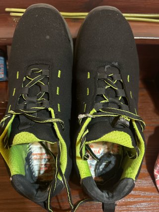 Zapatos de seguridad negros y verdes
