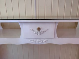 Mesa de manicura blanca con tallados