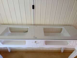 Mesa de manicura blanca con tallados