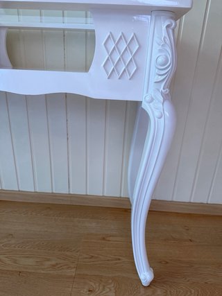 Mesa de manicura blanca con tallados