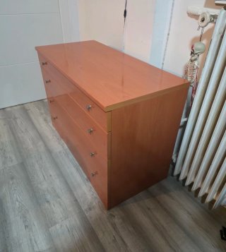 Cómoda marrón de madera