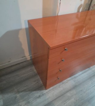 Cómoda marrón de madera