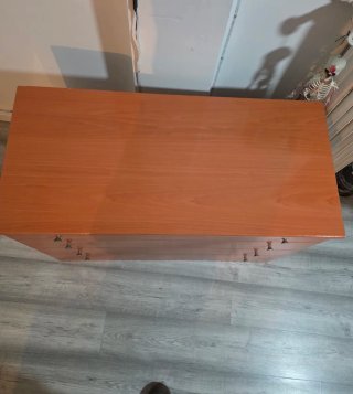 Cómoda marrón de madera