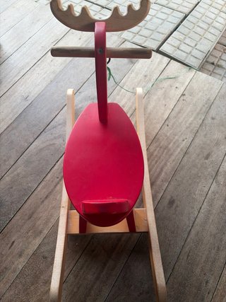Caballito de madera rojo para niños