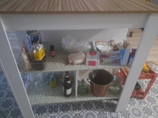 Peninsula de cocina madera y taburetes con metal