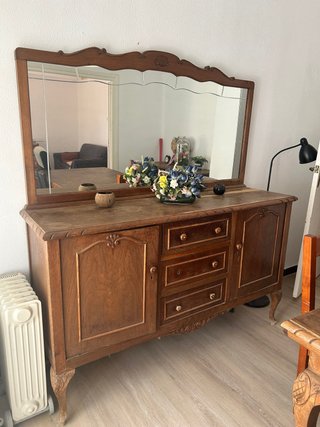 Cómoda de madera con espejo