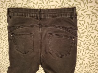 Pantalones pitillo negro y rojo