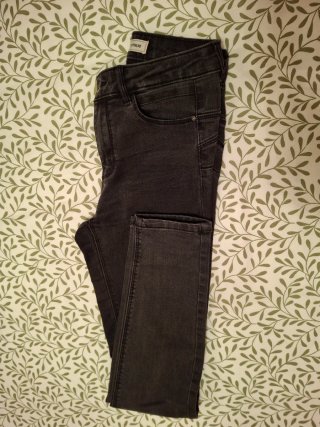 Pantalones pitillo negro y rojo